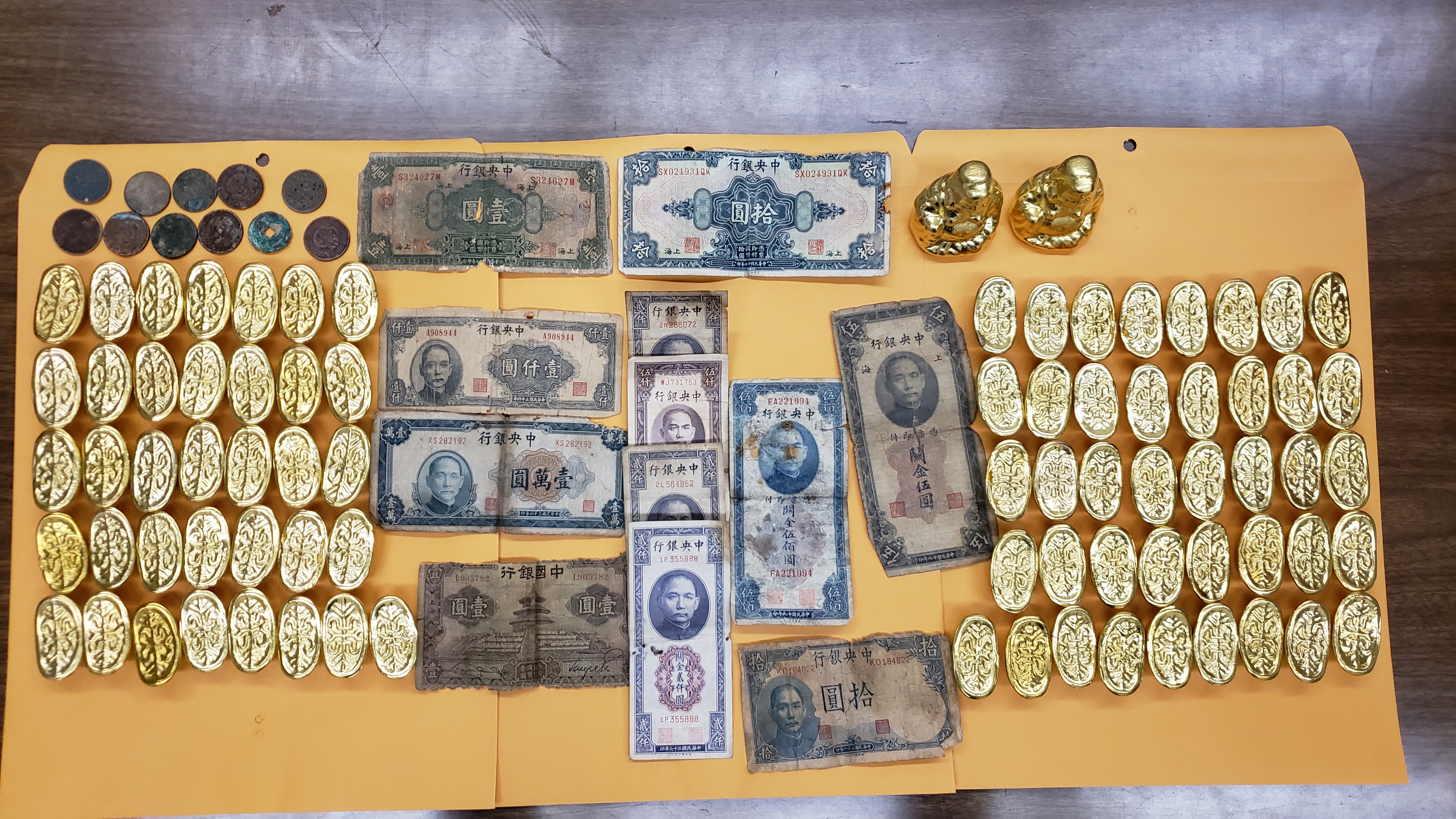 Photos of fake gold ingots, fake gold Buddha statues and Chinese currency